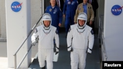 Los astronautas Doug Hurley y Bob Behnkenn se disponen a embarcar en el cohete Falcon 9, que les habría de llevar a la Estación Espacial Internacional, el pasado 30 de mayo.