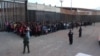 "Con el acceso limitado a duchas y ropa limpia, los detenidos llevaban ropa sucia durante días o semanas", señala el reporte obtenido por NBC. Foto de archivo.