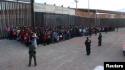 "Con el acceso limitado a duchas y ropa limpia, los detenidos llevaban ropa sucia durante días o semanas", señala el reporte obtenido por NBC. Foto de archivo.