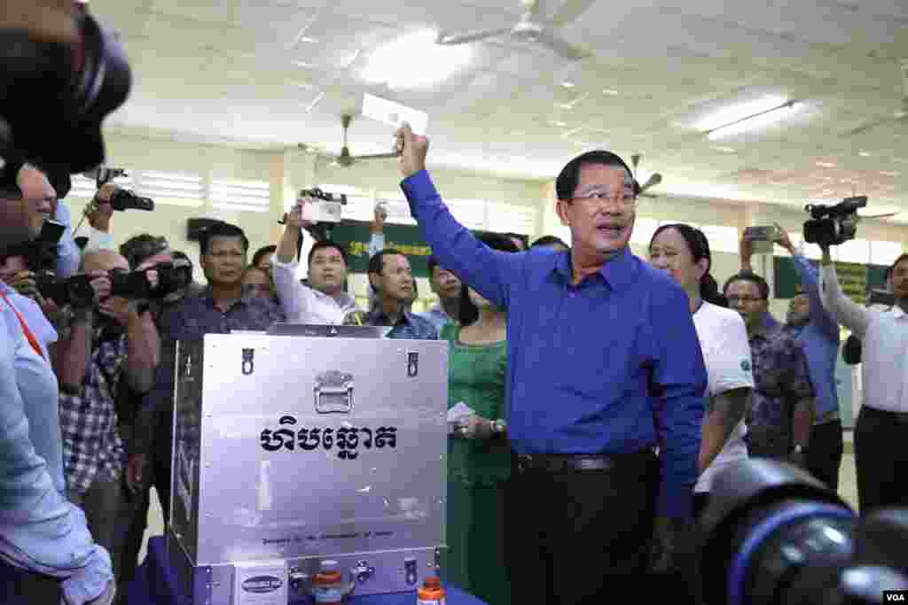 លោក ហ៊ុន សែន នាយករដ្ឋមន្ត្រីនៃប្រទេសកម្ពុជា លើកសន្លឹកឆ្នោតបង្ហាញទៅអ្នកសារព័ត៌មានជាតិ និងអន្តរជាតិបញ្ជាក់ពីការចូលរួមបោះឆ្នោតជ្រើសរើសក្រុមប្រឹក្សាឃុំ-សង្កាត់នៅខេត្តកណ្តាលនៅថ្ងៃទី៤ ខែមិថុនា ឆ្នាំ២០១៧។ (ខាន់ សុគុំមនោ/VOA)