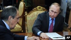 លោក​ប្រធានាធិបតី​រុស្ស៊ី​ Vladimir Putin និង​រដ្ឋ​មន្រ្តី​ក្រសួង​ការបរទេស​ Sergey Lavrov នៅ​ក្នុង​កិច្ច​ប្រជុំ​មួយ​​នា​វិមាន​ក្រឹមឡាំង​ ថ្ងៃ​ទី​១៤​ ខែ​មិនា​ ឆ្នាំ​២០១៦។​