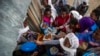 Pengungsi Tigray antre untuk menerima makanan yang disumbangkan oleh penduduk setempat di pusat penerimaan pengungsi internal di Mekele, Tigray, Ethiopia utara, 9 Mei 2021. ((AP Photo/Ben Curtis)