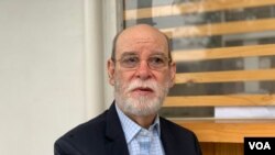 El exmagistrado de la Corte Suprema de Justicia, Rafael Solís en una entrevista con la Voz de América. [Foto: VOA / Houston Castillo]