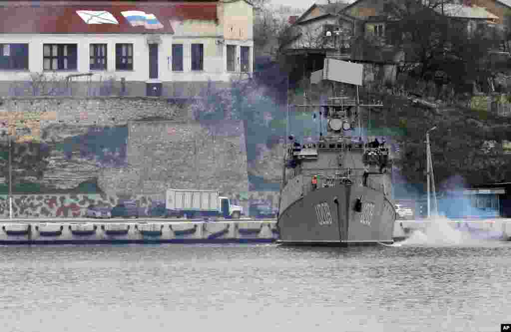 Ukrainian sailors prepare their anti-submarine ship "Ternopil" in the Black Sea port of Sevastopol, Crimea, Ukraine, March 2, 2014. 