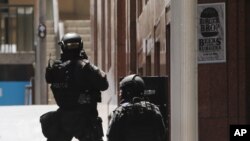 Polisi anti-teror terlihat di Martin Place, di kawasan bisnis pusat di Sydney, Australia (15/12). (AP/Rob Griffith)