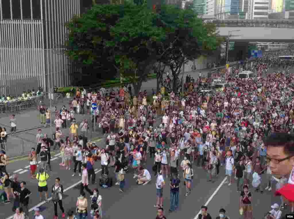 港人声援占中抗拒警方封锁中环金钟多处瘫痪（美国之音海彦拍摄）