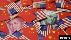 美中两国的国旗和货币 
