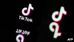 ARCHIVO -Esta fotografía tomada en Mulhouse, este de Francia, el 19 de octubre de 2023, muestra el logotipo de la aplicación para compartir videos en redes sociales Tik Tok reflejado en espejos.