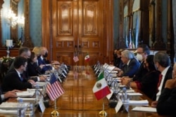 La vicepresidenta Kamala Harris y el presidente mexicano Andrés Manuel López Obrador asisten a una reunión bilateral el martes 8 de junio de 2021 en el Palacio Nacional en la Ciudad de México.