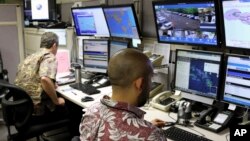 ARCHIVO - Funcionarios de la Agencia de Manejo de Emergencias de Hawái trabajan en el centro de comando del departamento en Honolulu el 1 de diciembre de 2017.