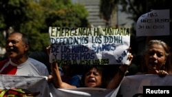 Personas protestan frente al hospital infantil J. M. de los Ríos por falta de medicamentos, en Caracas, Venezuela 12 de marzo de 2020.