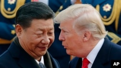 Presiden AS Donald Trump (kanan) berbincang dengan Presiden China Xi Jinping di Beijing, China., 9 November 2017. (Foto: AP)