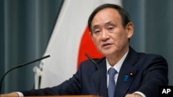 Sekretaris Kabinet Jepang Yoshihide Suga dalam konferensi pers di Tokyo, 10 Februari 2016. (Foto: dok).