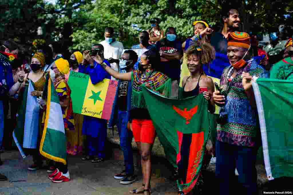 De nombreuses diasporas, ivorienne, malienne, tanzanienne, zambienne,soudanaise, éthiopienne, étaient présentes lors du rassemblement "Africans 4 BLM" à Washington DC, le 14 juin 2020. (VOA/Nastasia Peteuil)