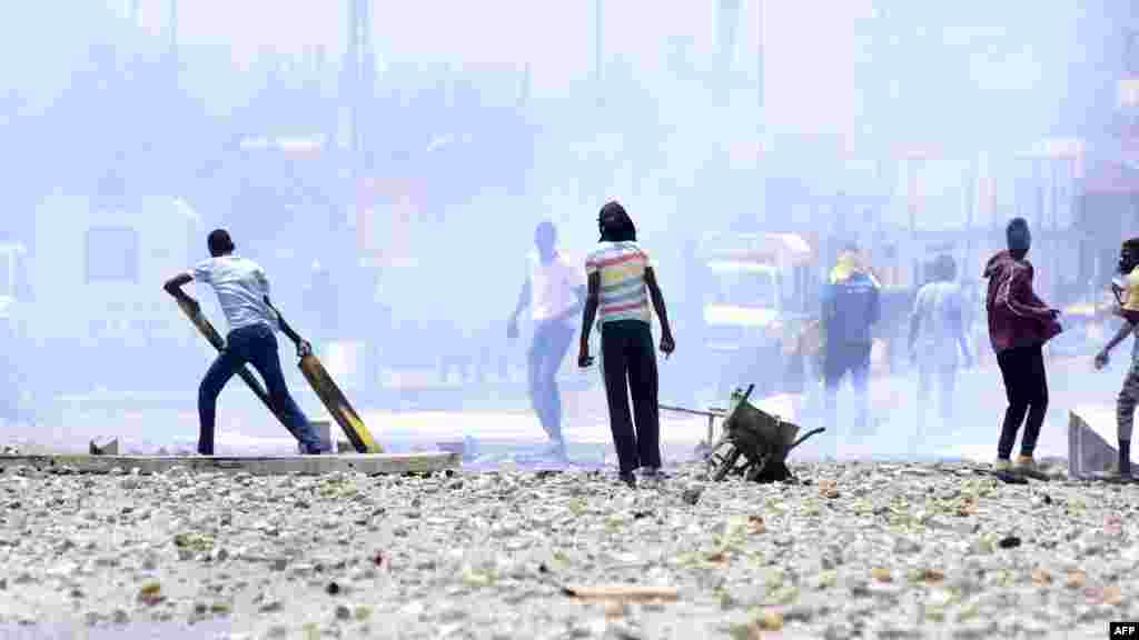 Les forces de l'ordre lancent des gaz lacrymogènes alors que des étudiants s'affrontent avec eux au sénégalaise lors d'une manifestation devant les portes de l'Université Cheikh Anta Diop de Dakar le 16 mai 2018r.