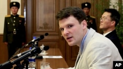 Otto Warmbier, mendiang mahasiswa AS, ketika berbicara Pyongyang, Korea Utara 29 Februari tahun lalu (foto: dok).