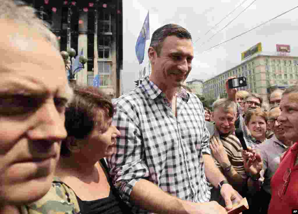 Newly-elected mayor of Kyiv, Vitali Klitschko, chairman of the Ukrainian party Udar (Punch), and the former world heavyweight boxing champion, attends a rally in Independence Square in Kyiv, Ukraine, June 1, 2014. 