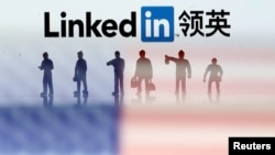 美国国旗背景下的领英中文标识