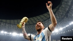 FOTO DE ARCHIVO: Copa Mundial de la FIFA Qatar 2022. Lionel Messi de Argentina celebra ganar la Copa del Mundo con el trofeo. REUTERS/Hannah Mckay 