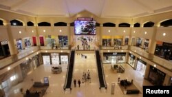 Imagen de un centro comercial vacío en la capital de Honduras, Tegucigalpa, luego de que el gobierno prohibiera reuniones públicas para evitar la propagación del coronavirus.