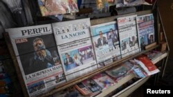Periódicos en Argentina anuncian los resultados de la primera vuelta electoral el 23 de octubre de 2023.