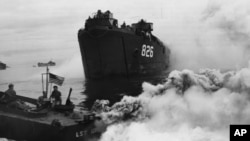 1944年7月18日，沖繩島附近的美軍艦艇釋放煙霧