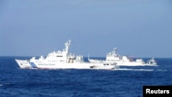 Jepang menuduh kapal AL Tiongkok (kiri) mengunci radar pengarah senjatanya ke arah kapal Jepang, namun dibantah oleh Beijing (foto: dok).