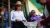 María Corina Machado, candidata presidencial del Partido Vente Venezuela, recibe un regalo de un simpatizante durante un acto de campaña en el estado Monagas, el 27 de marzo de 2023. 