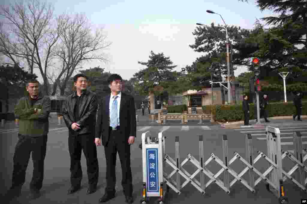 2018年3月27日,便衣警卫在北京钓鱼台国宾馆门前封锁道路。里三层,外三层,层层保卫国宾馆?