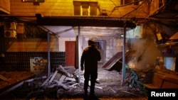 ARCHIVO: La foto muestra la entrada de un edificio residencial dañado por recientes bombardeos en la región ucraniana de Donetsk controlada por Rusia el 26 de octubre de 2023.