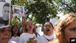 Familiares de personas arrestadas durante una ofensiva gubernamental relacionada con las protestas contra los resultados electorales, y familiares de otros presos políticos, exigen su liberación en Caracas, Venezuela, el lunes 9 de diciembre de 2024. 