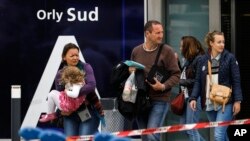 Para pengunjung di bandara Orly, selatan Paris dievakuasi, pasca insiden penembakan pria di lokasi tersebut, 18 Maret 2017 (AP Photo/Kamil Zihnioglu).