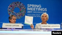 លោក​ស្រី Christine Lagarde នាយក​មូលនិធិ​រូបិយវត្ថុ​អន្តជាតិ IMF (រូប​ស្តាំ) បង្ហាញ​ពី​ឯកសារ​របៀបវារៈ​ នៅ​ពេល​លោកស្រី​ចូលរួម​ក្នុង​សន្និសីទ​កាសែត​ខ្លី​មួយ​ដើម្បី​បើក​កិចប្រជុំ​ Annual Spring របស់​ធនាគារ​ពិភពលោក និង​ IMF នៅ​ក្នុង​រដ្ឋធានី​វ៉ាស៊ីនតោន កាលពី​ថ្ងៃទី២០ ខែមេសា ឆ្នាំ២០១៧។