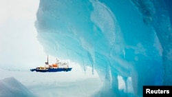 Kapal MV Akademik Shokalskiy terjebak di lautan es Antartika pada 29 Desember 2013. (Foto: Reuters/Andrew Peacock)