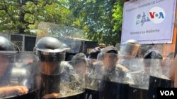 La policía mantuvo retenidas a las mujeres, por al menos dos horas, dentro de las instalaciones privadas para impedir cualquier protesta en la vía pública. (Foto Daliana Ocaña)