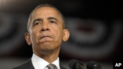Presiden Barack Obama menghentikan pidatonya sejenak dalam kampanye di Ft. Myer, Florida (20/7) saat mengumumkan insiden penembakan di Aurora, Colorado.