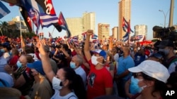 Ribuan warga menghadiri acara politik di Malecon Avenue untuk menunjukkan dukungan kepada revolusi Kuba setelah gelombang unjuk rasa anti-pemerintah selama enam hari di Havana, Sabtu, 17 Juli 2021.