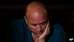 José Irizarry, exagente de la DEA, habla durante una entrevista la noche antes de ir a un centro de detención federal, en San Juan, Puerto Rico, el 5 de enero de 2022. (Foto AP/Carlos Giusti)