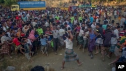 Kaum Muslim Rohinga, yang menyebrang dari Myanmar ke Bangladesh, memukul pengungsi lainnya saat perkelahian pecah saat pembagian bantuan dekat kamp pengungsi Balukhali, Bangladesh, Senin, 25 September 2017 (foto: AP Photo/Dar Yasin)
