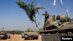 Un soldado israelí en un vehiculo blindado cerca de la frontera con la Franja de Gaza después de salir del territorio durante una tregua temporal el 24 de noviembre de 2023.