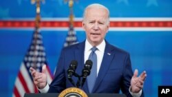 El presidente Joe Biden anunció nuevas restricciones a viajeros internacionales el jueves 2 de diciembre, desde Maryland, en un discurso en el que habló sobre el plan de Estados Unidos para enfrentar la variante ómicron del COVID-19.