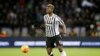 Paul Pogba de la Juventus contrôle le ballon lors du match de football de Serie A entre Bologne et la Juventus au stade Dall'Ara de Bologne, Italie, le vendredi 19 février 2016.