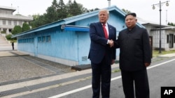 도널드 트럼프 미국 대통령과 문재인 한국 대통령이 30일 판문점에서 만나 악수하고 있다. 