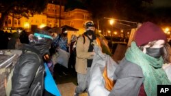 Manifestantes pro-Palestina levantan campamento en el campus de la Universidad del Sur de California el domingo 5 de mayo de 2024.