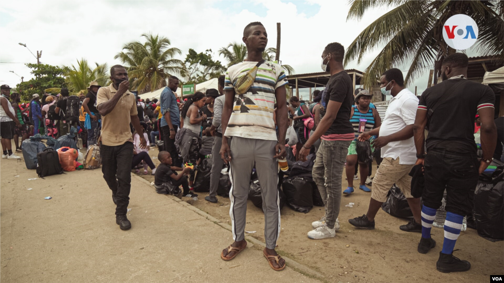 En Capurganá, los migrantes finalizan la ruta del Golfo de Urabá en Colombia y se internan en la peligrosa Selva del Tapón del Darién, donde se reportan violaciones, asesinatos y torturas por parte de grupos ilegales que controlan la región.