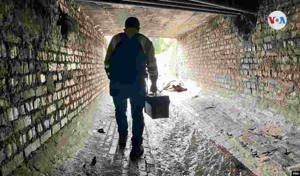 Recorre las alcantarillas, debajo de los puentes y todo lo que él llama la ciudad "invisible y subterránea".