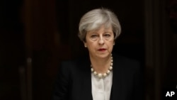 （资料图）英国首相特雷莎·梅离开伦敦的唐宁街10号，前往曼彻斯特(2017年5月23日)。