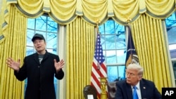 El presidente Donald Trump escucha a Elon Musk hablar en la Oficina Oval de la Casa Blanca, el martes 11 de febrero de 2025, en Washington.