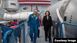 차이잉원 대만 총통(오른쪽)이 19일 미국 휴스턴주의 미 항공우주국(NASA)을 방문하고 있다. 사진제공=타이완 외교부 페이스북. 