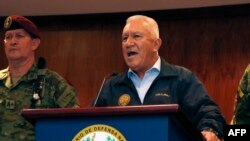 El ministro de Defensa de Ecuador, Luis Lara, da una rueda de prensa sobre los niveles de inseguridad en el país, un día después del asesinato del candidato presidencial Fernando Villavicencio, el 10 de agosto de 2023, en Quito. 